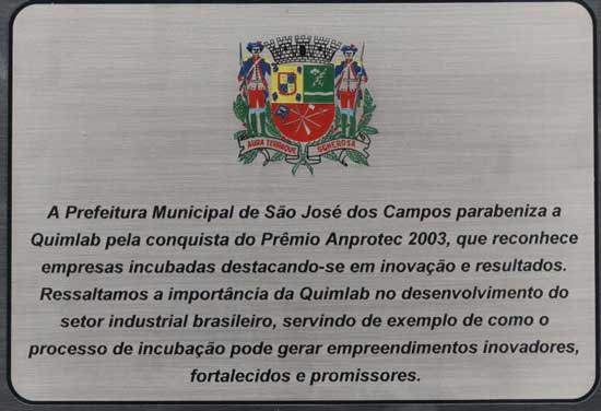 Placa em homenagem a Quimlab